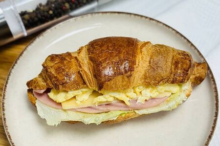 Круассан-сэндвич с ветчиной и сыром