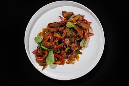 Ягненок с зеленым базиликом и луком