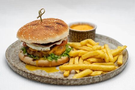 Бургер с куриной котлетой, картофель фри и сырный соус