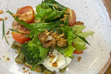 Картофельная вафля со шпинатом и креветками