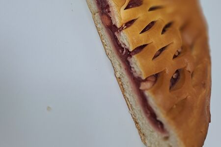 Четверть пирога с брусникой и яблоком