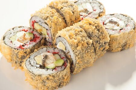 Авторский ролл с угрём унаги и икрой летучей рыбы