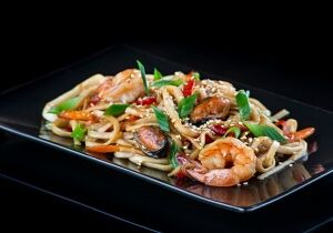 Удон с морепродуктами в остром соусе