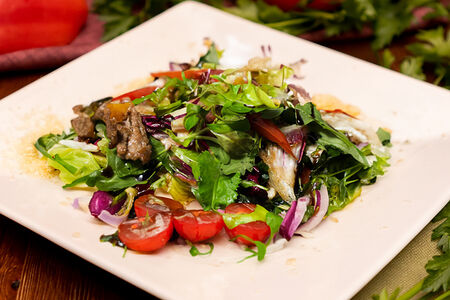 Стейк-салат со свининой и свежей зеленью