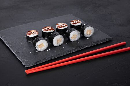 Ролл с тамаго