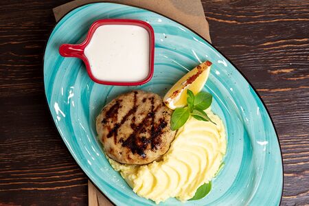 Котлета из щуки с картофельным пюре и сырным соусом