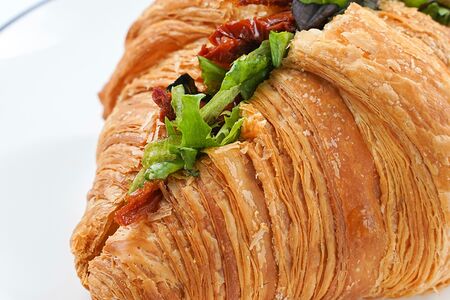 Круассан с вялеными томатами