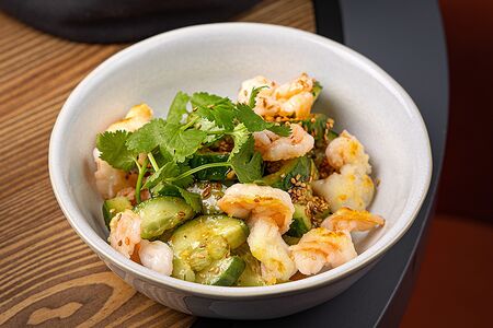 Битые огурцы с креветками