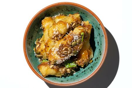 Бананы в темпуре с мисо-карамелью