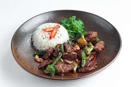 Говядина с зелеными овощами