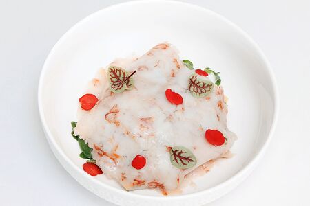 Салат с лангустином, маринованными патиссонами и сливочным соусом