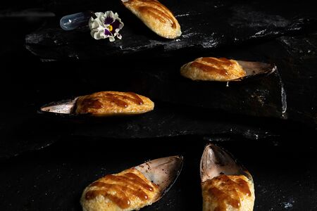 Мидии киви под соусом пармезан