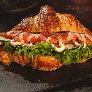 Круассан с лососем и орехово-кунжутным соусом