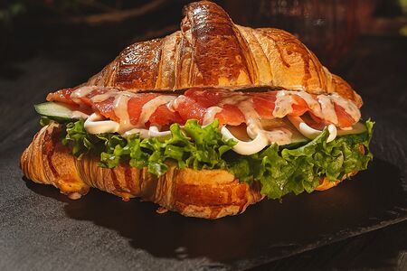 Круассан с лососем и орехово-кунжутным соусом