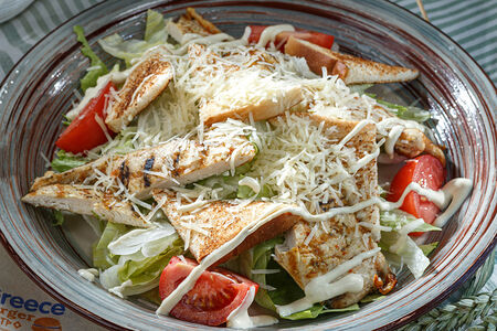 Салат Цезарь с курицей