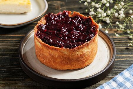 Пирожное Чизкейк с ягодами в ассортименте