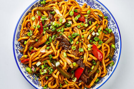 Жареная лапша с говядиной