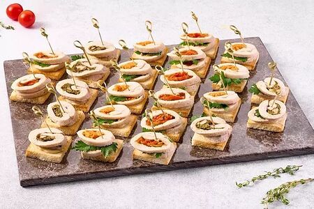 Канапе с куриным рулетом