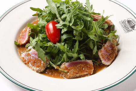 Салат из тунца, обжаренного в кунжутных семечках