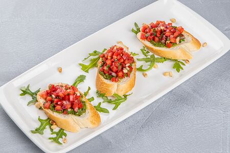 Брускетта с томатами и соусом песто