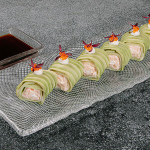 Крабовый ролл с авокадо и икрой форели