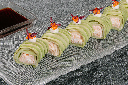 Крабовый ролл с авокадо и икрой форели