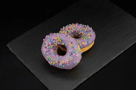 Донат с черничной начинкой