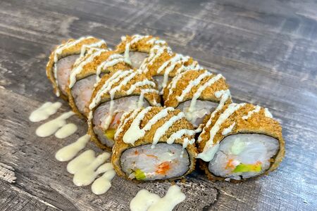 Жареный ролл с креветкой