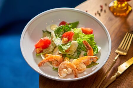 Салат Цезарь с креветками