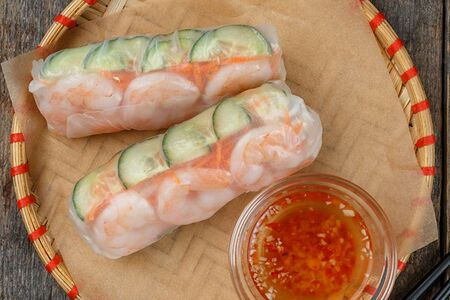 Фреш-ролл с креветками и курицей (2 шт.)