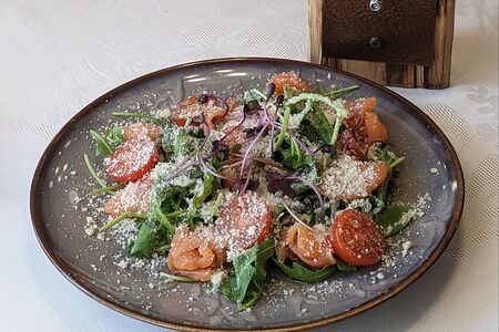 Салат из рукколы с форелью