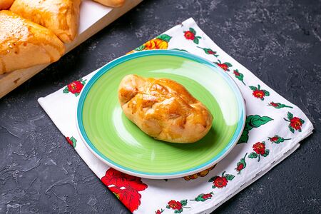 Пирожок с капустой