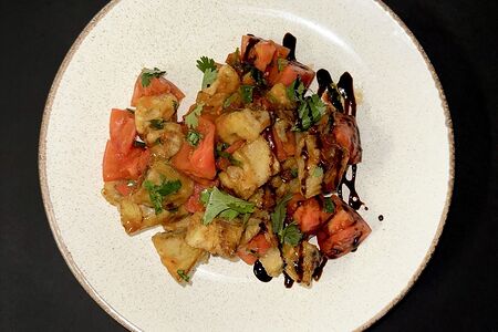 Салат с хрустящими баклажанами и томатами