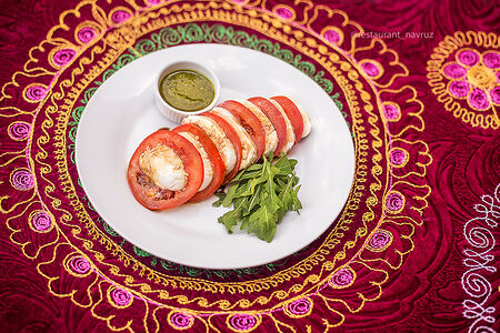 Моцарелла с помидорами