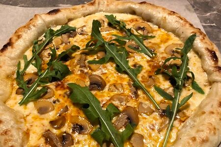 Сырная пицца с грибами