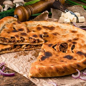 Пирог со свининой, курицей и сливочным сыром