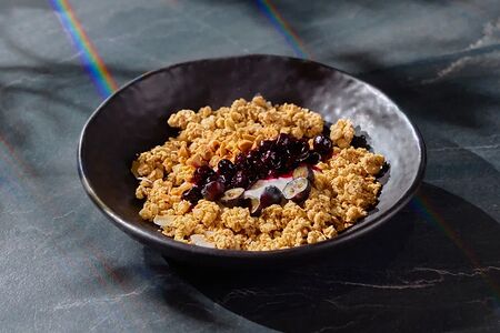 Йогурт с гранолой, ягодами и орехами