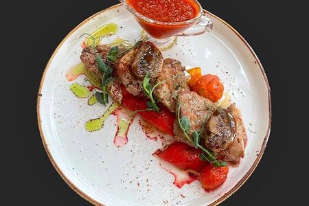 Медальоны из свинины с шампиньонами, перцем и соусом