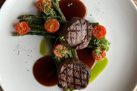 Медальоны из телятины с жареной спаржей и соусом демигляс