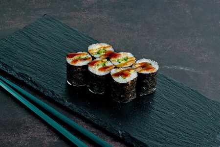 Ролл с угрем