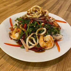 Теплый салат Чили с морепродуктами