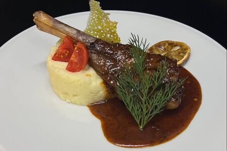 Баранья голень в винном соусе