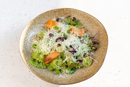 Фарфалле с лососем и шпинатом