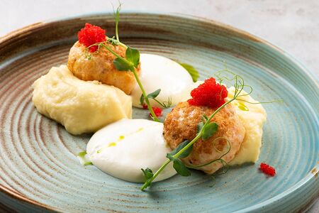 Котлеты из тигровых креветок, мусс Пармезан, картофельное пюре, икра тобико