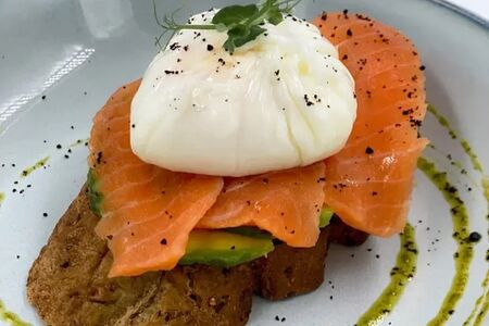 Бутерброд с лососем и яйцом пашот