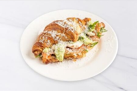 Круассан с лососем, рукколой и авокадо