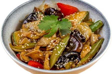 Теплый салат с овощами и грибами