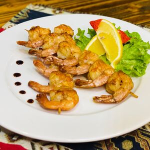 Креветки жареные с чесночным соусом