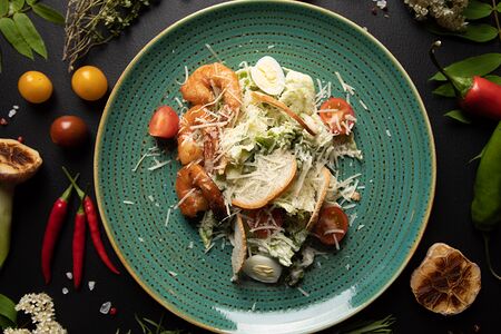 Цезарь с тигровыми креветками