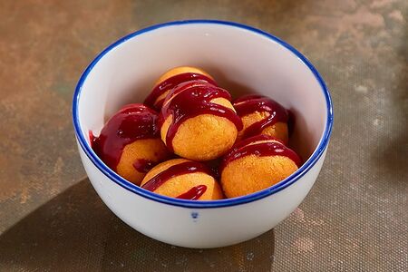 Бунуэлос с ежевичным соусом